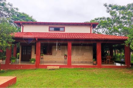 VENDO AMPLIA CASA DE VERANO EN PIRIBEBUY CON ARROYO Y PLAYA PRIVADO