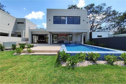 Vendo Residencia a estrenar de 5 habitaciones         J.A.