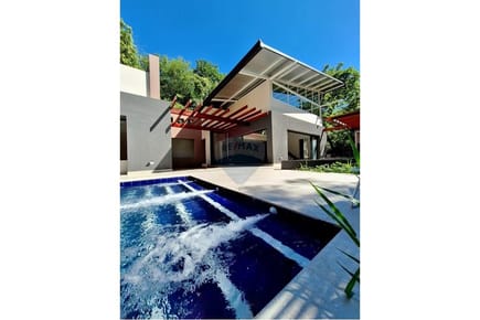 HERMOSA CASA A ESTRENAR ZONA CLUB LAGO AZUL    J.A.