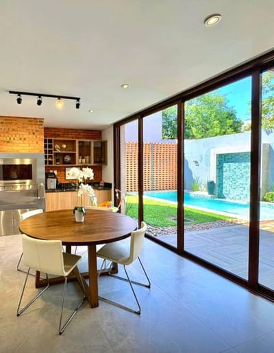 VENDO MODERNA RESIDENCIA EN EL BARRIO MBURUCUYA