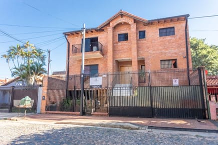 VENDO RESIDENCIA EN LOS LAURELES CON AMPLIO TERRENO