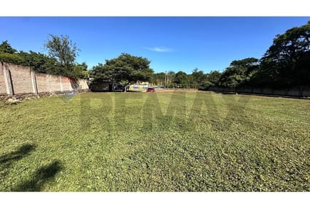 VENDO AMPLIO TERRENO EN ESQUINA