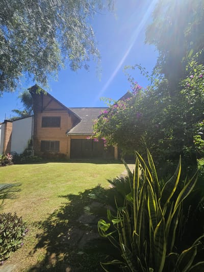 En venta/alquiler amplia y hermosa casa en Aregua.  Zona Casco historico