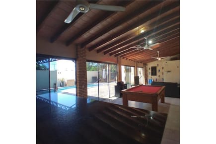 Vendo amplia Casa con piscina en Capiatá       J.A