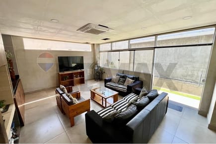 Exclusiva Residencia Moderna en Lambaré en Venta