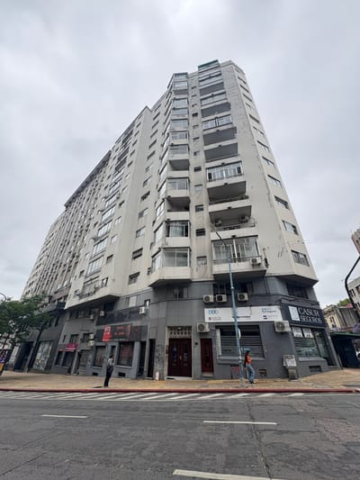 ¡¡BAJÓ DE PRECIÓ!! VENTA- APTO CENTRO, sobre Av. Libertador, 2 dorm, 2 baño y balcones.
