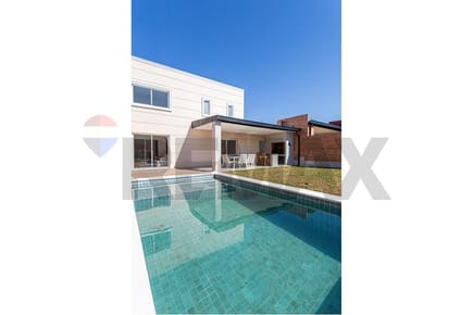 En venta casa con piscina en Luque, a minutos del aeropuerto.