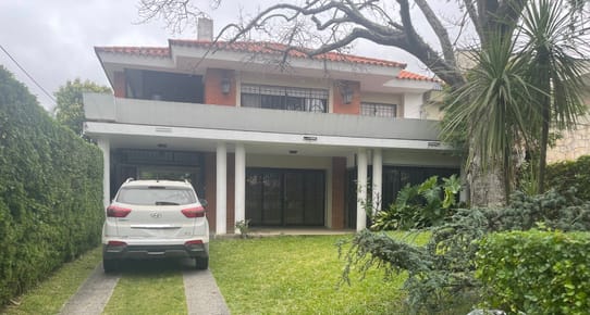 Casa alquiler,Excelenete Residencia 4 - 5 dormitorios y serv. calef, buen fondo, muy segura, CATEGORÍA!