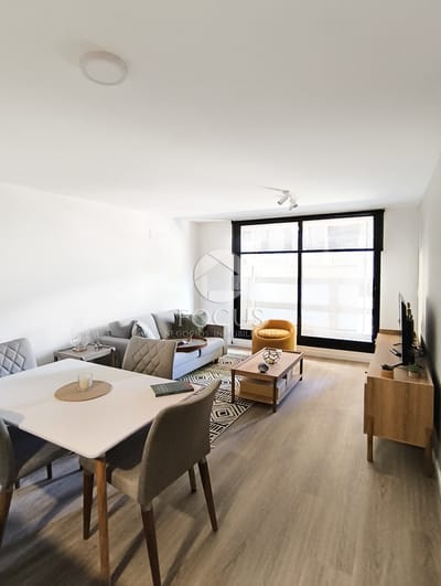 Venta Apartamento 2 Dormitorios Con Terraza Al Frente, Piso 8 En Centro