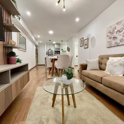Departamento amplio de  dormitorios en Av Tomas Marsano