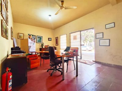 Vendo amplia casa a refaccionar en ubicación privilegiada en el barrio La Recoleta de la ciudad de Asunción