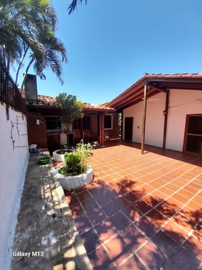 ALQUILO CASA EN MBURUCUYA DE CUATRO HABITACIONES
