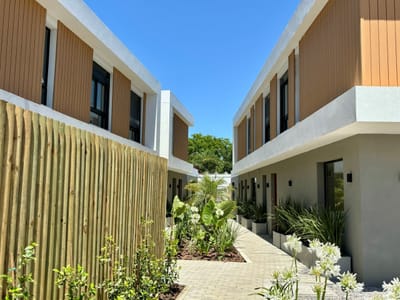 Complejo de 5 casas en zona Lagos. 2 dorm.