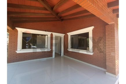 VENDO AMPLIA CASA EN BARRIO MBOCAYATY - VILLA ELISA