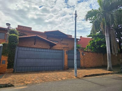 Vendo casa de 4 habitaciones en Asunción barrio Jara zona colegio Frances