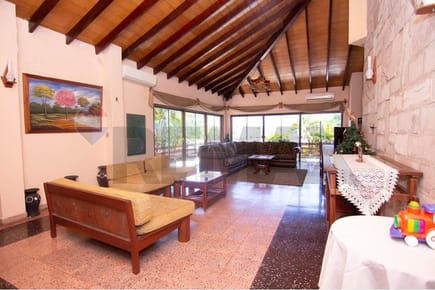 CASA CON AMPLIO TERRENO EN VILLA ELISA EN VENTA