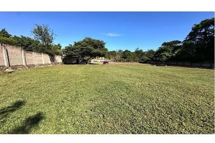 Vendo amplio terreno en esquina en Ykua Dure - Luque