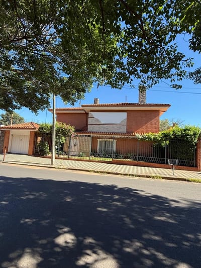 INVERSIONISTAS: 595 m2. Oportunidad Única sobre la calle Carpinelli, casi Avda. Choferes del Chaco. Propiedad con 20 metros de frente, ideal para desarrollo y alta rentabilidad.