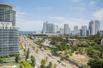Vende apartamento de 2 dormitorios y medio playa brava. Reciclado completo. Punta del Este