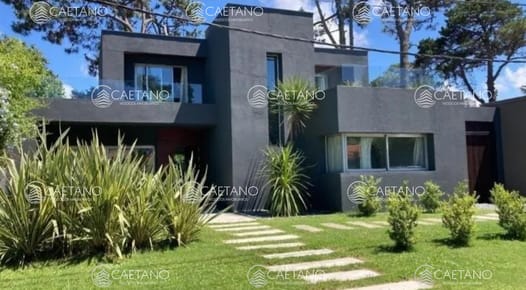 Casa en venta 3 dormitorios - Playa Mansa - Punta del Este
