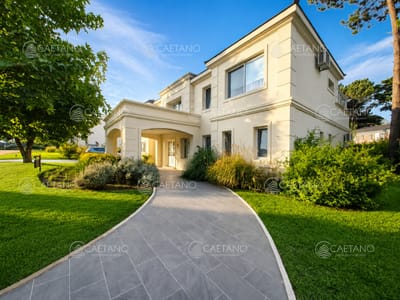 Boulevard Park, Casa de 4 dormitaros con Piscina en VENTA .