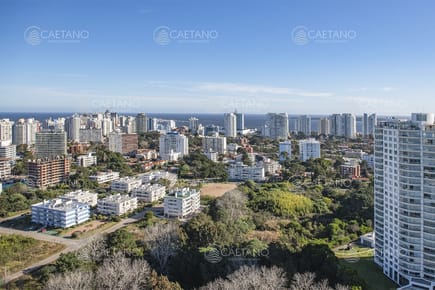 Vende departamento de 3 suites en Punta del Este.