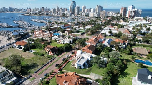 Chalet en venta con vista al mar en casco histórico de la Península.