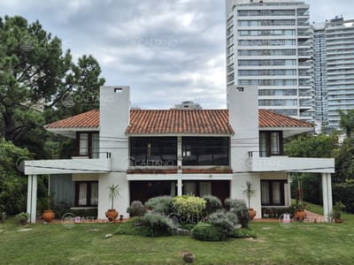 Venta casa 6 dormitorios. Playa brava, Punta del Este.
