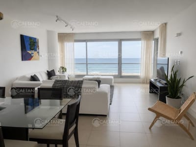 Apartamento de dos dormitorios en venta en Playa Brava con balcón