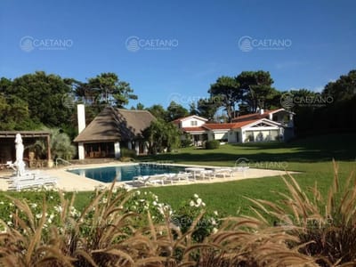 Excelente propiedad de 6 dormitorios con gran parque y piscina.