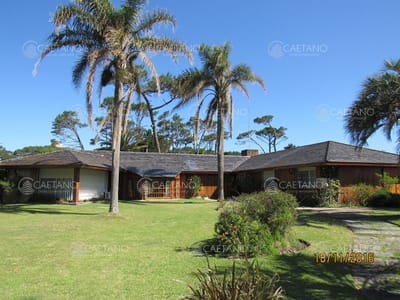 Gran casa a metros del mar espacios generosos y excelente construcción