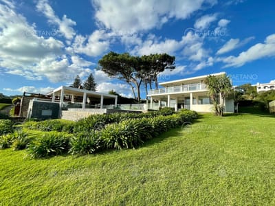 Exclusiva casa sobre la playa de Solanas. Excelentes vistas,  piscina y parrillero con vista al mar.