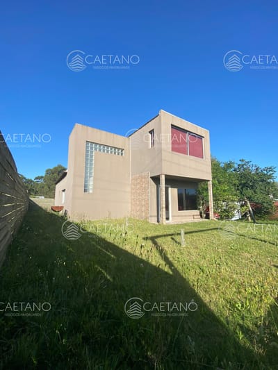 Casa estilo minimalista, a pocas cuadras del mar!