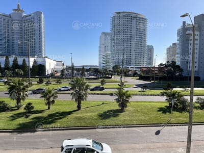 Apartamento en Alquiler a una cuadra del mar (Playa Mansa)  en torre nueva, con todos y excelentes servicios .