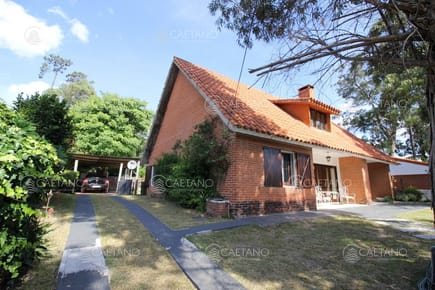 Casa 4 dormitorios con piscina en alquiler, zona mansa, Punta del Este.