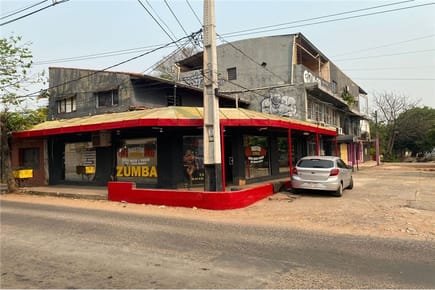 VENDO CASA EN ESQUINA SOBRE AVDA FERNANDO DE LA MORA