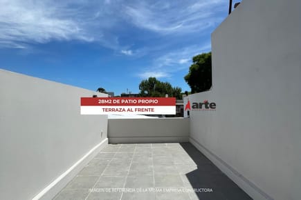 Venta De Apartamento De 1 Dormitorio Con Terraza Al Frente Y Patio En Pocitos!