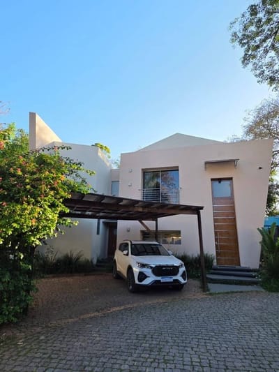 Vendo casa en condominio de 4 dormitorios en Asunción Ycua Sati