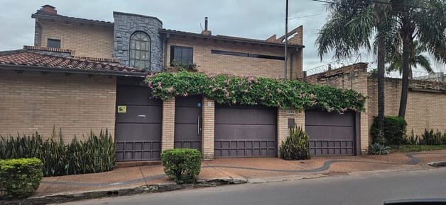 AMPLIA RESIDENCIA EN VENTA - B° JARA