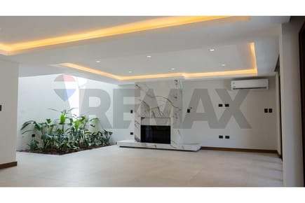 En alquiler casa premium con piscina en barrio Mburucuya