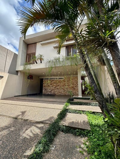 VENDO HERMOSA CASA, EN EL BARRIO MBOCAYATY A CUADRAS DEL COLEGIO SANTA ANA