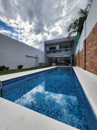 VENTA/ALQUILER Casa Minimalista , Amoblada y Lista para Habitar en Ycua Satí.