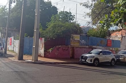 ? VENDO EN EL CENTRO DE ASUNCIÓN - Propiedad en esquina  a demoler Mide 623m²