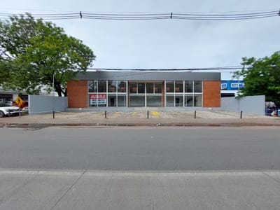 ALQUILO SHOWROOM Y OFICINAS DE 435 M2 SOBRE LA AVDA. MARISCAL ESTIGARRIBIA‼️ C-1170