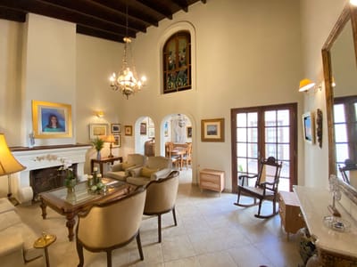 Casa de Estilo Clásico con Chimenea, Piscina y Jardín