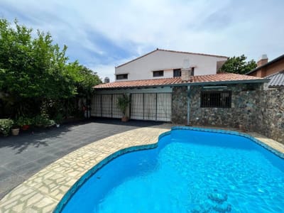 EN VENTA CASA CON PISCINA EN BARRIO NAZARETH ASUNCION