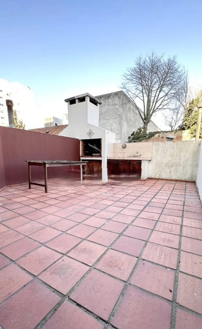 ALQUILER EN POCITOS, HERMOSO APTO DE 2 DORMITORIOS, BALCON Y PATIO CON PARRILLERO, OPCION AMUEBLADO