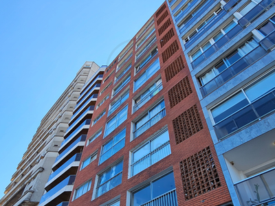 Apartamento 2 dormitorios y garaje frente al mar con vista despejada.