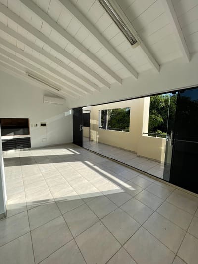 ALQUILER DE AMPLIO TRIPLEX EN BARRIO MBURICAO - Z/ MBURUVICHA ROGA
