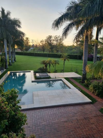 VENDO RESIDENCIA MINIMALISTA SURUBI’Í FRENTE AL CLUB CENTENARIO